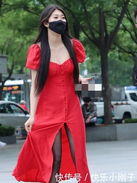 大红色的连衣裙,搭配一条深色丝袜,凸显出十足的女人味