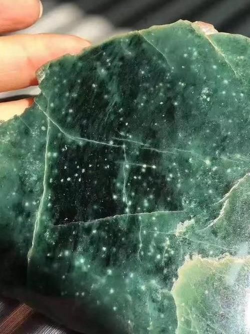  蓝水翡翠|小万淘来的原石，一刀下去惨不忍睹，货主却哭笑不得