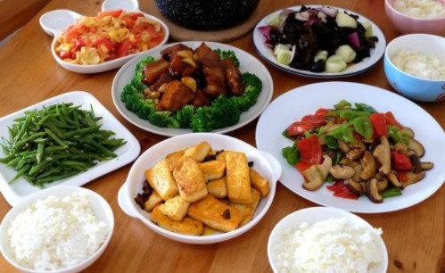 六菜一汤的午餐,简单的家常菜,吃的舒心又舒服!