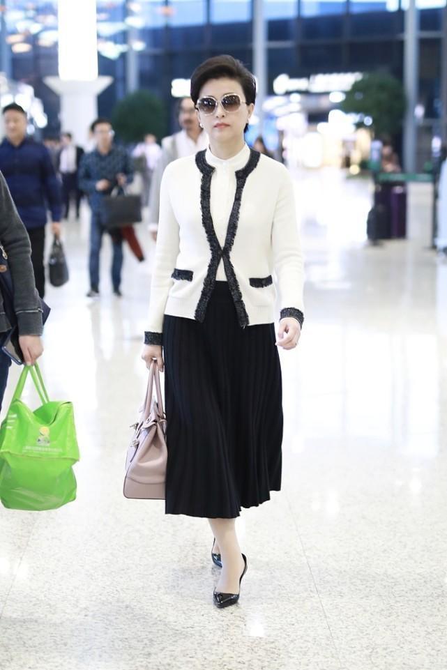 黑白配|杨澜真是“60后的骄傲”,小香风外套配百褶裙端庄稳重,高贵典雅