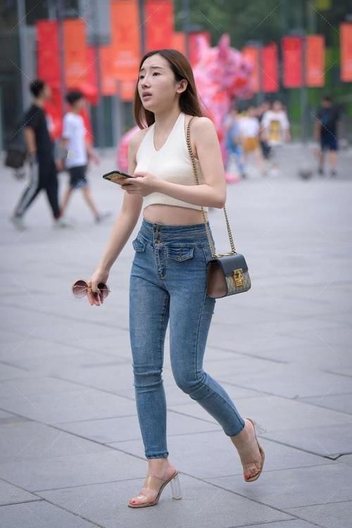 针织背心，搭配修身牛仔裤，时尚潮流