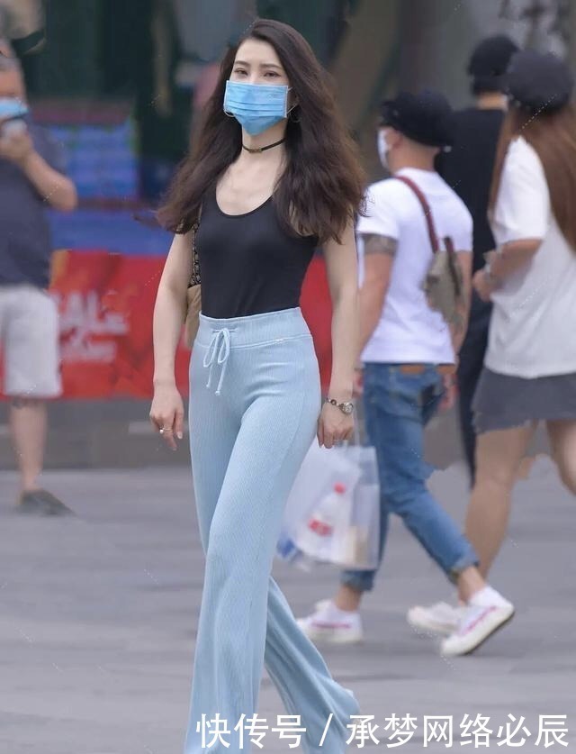 穿搭|“塞衣角”穿法席卷而来，囊括了时髦修身，难怪中年女士上头了！