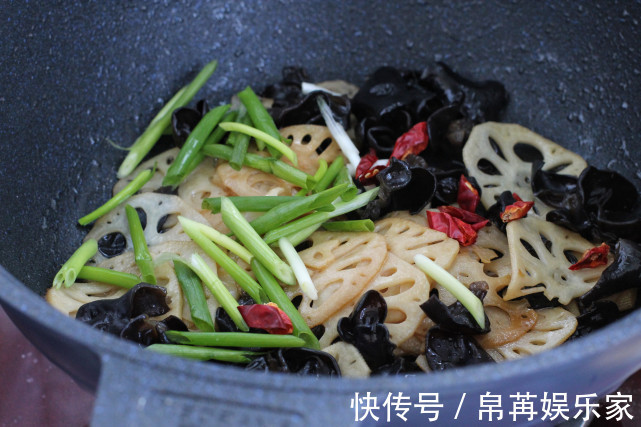秋季气候干燥，多给家人吃莲藕，搭配木耳几分钟就出锅，鲜嫩美味