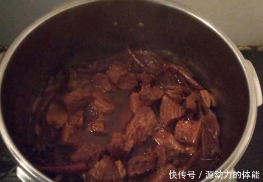  炖牛肉时，什么时候放盐很多人弄错了，难怪牛肉发柴嚼不动