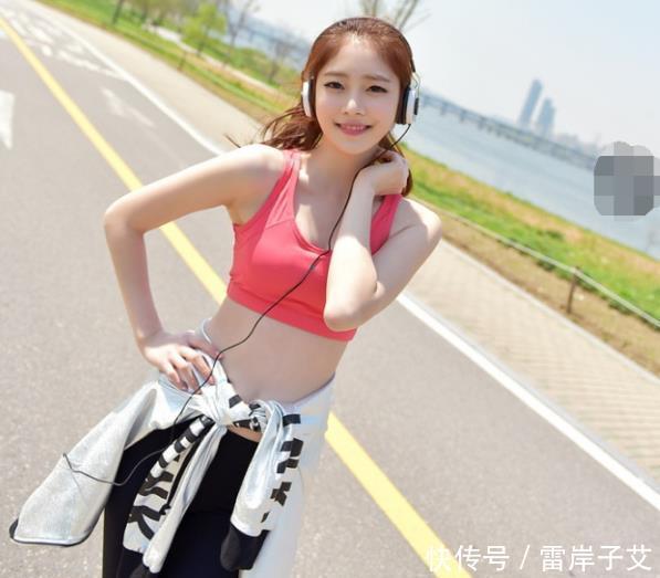 街拍性感紧身打底裤小姐姐，显出潮流个性的气息范