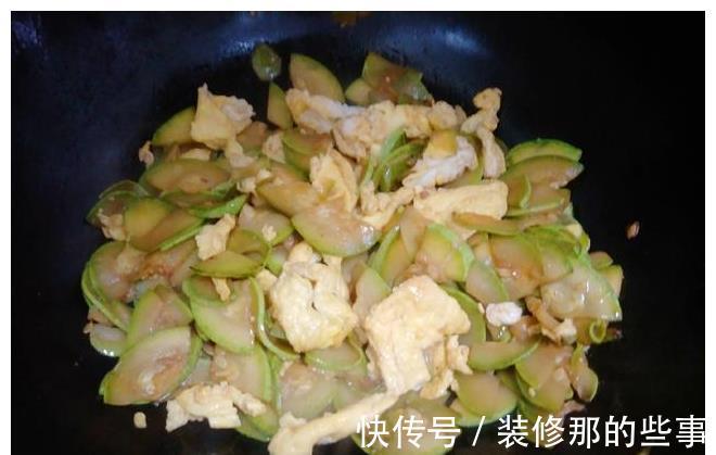 搅拌均匀|西葫芦的好吃做法,不用调馅,简单易做,上桌全家抢着吃