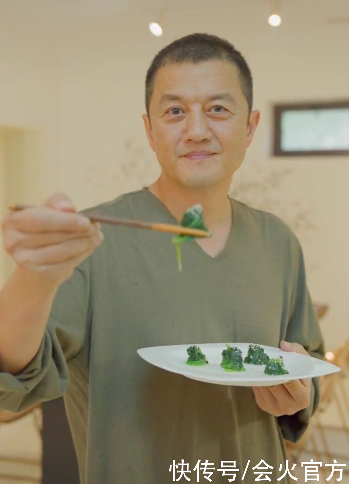 农园|李亚鹏现身农园种菜,赤脚挖土满头是汗,生尝萝卜种子一脸认真