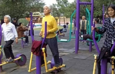 老人|每天锻炼,病却没少人到中老年,这件事比运动更重要!