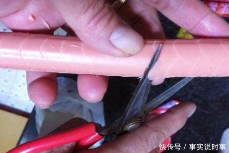 火腿肠别炒着吃了,教你1招,麻辣鲜香外皮焦脆,比小吃摊的还好