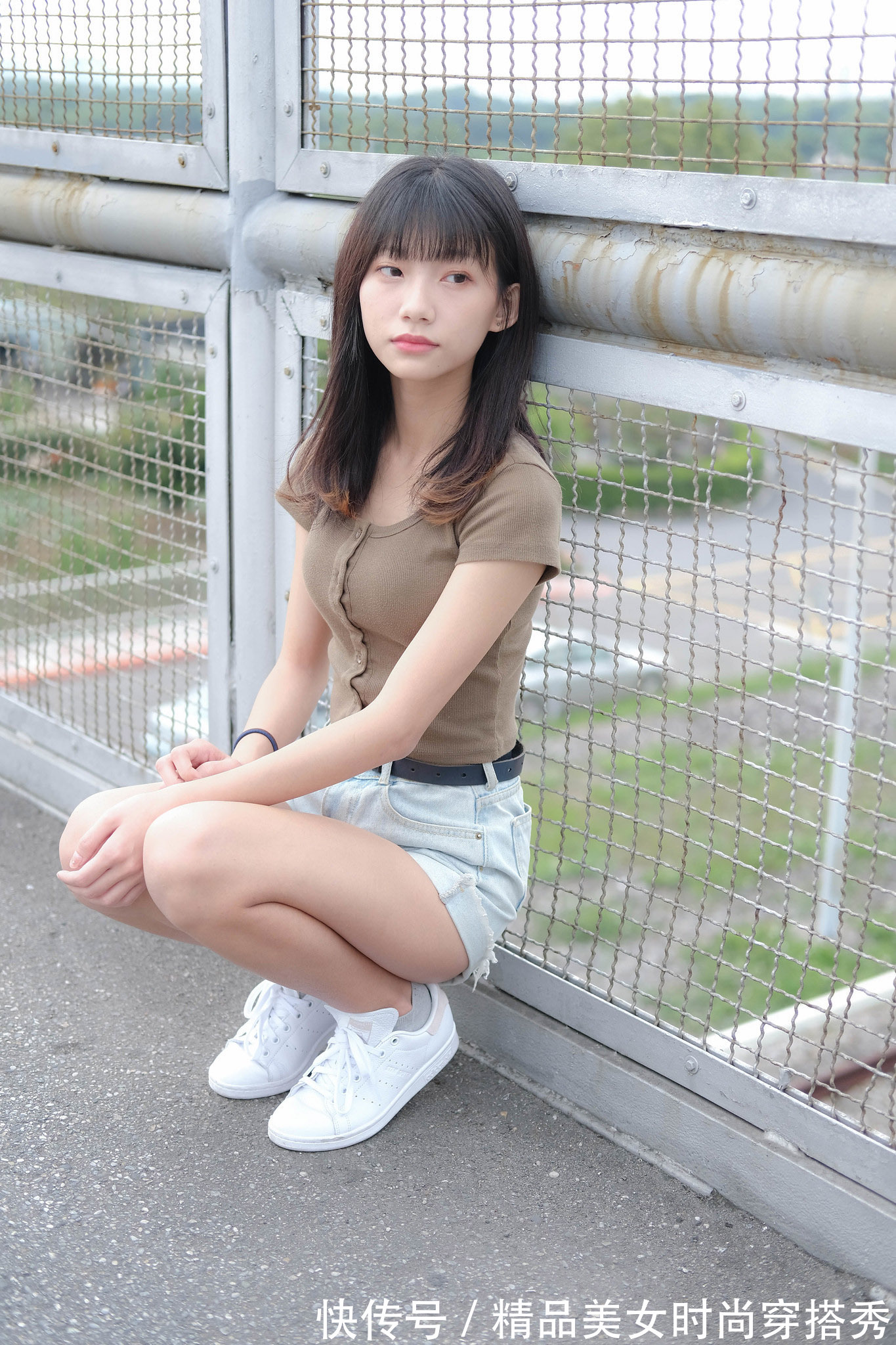 搭配|水洗白的牛仔裤上身搭配一件短袖针织小衫，夏日里穿着清爽舒适