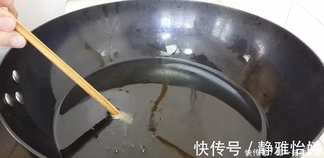 早餐新吃法，面粉里加1个鸡蛋，放入冰箱冷藏，比油条麻花都好吃