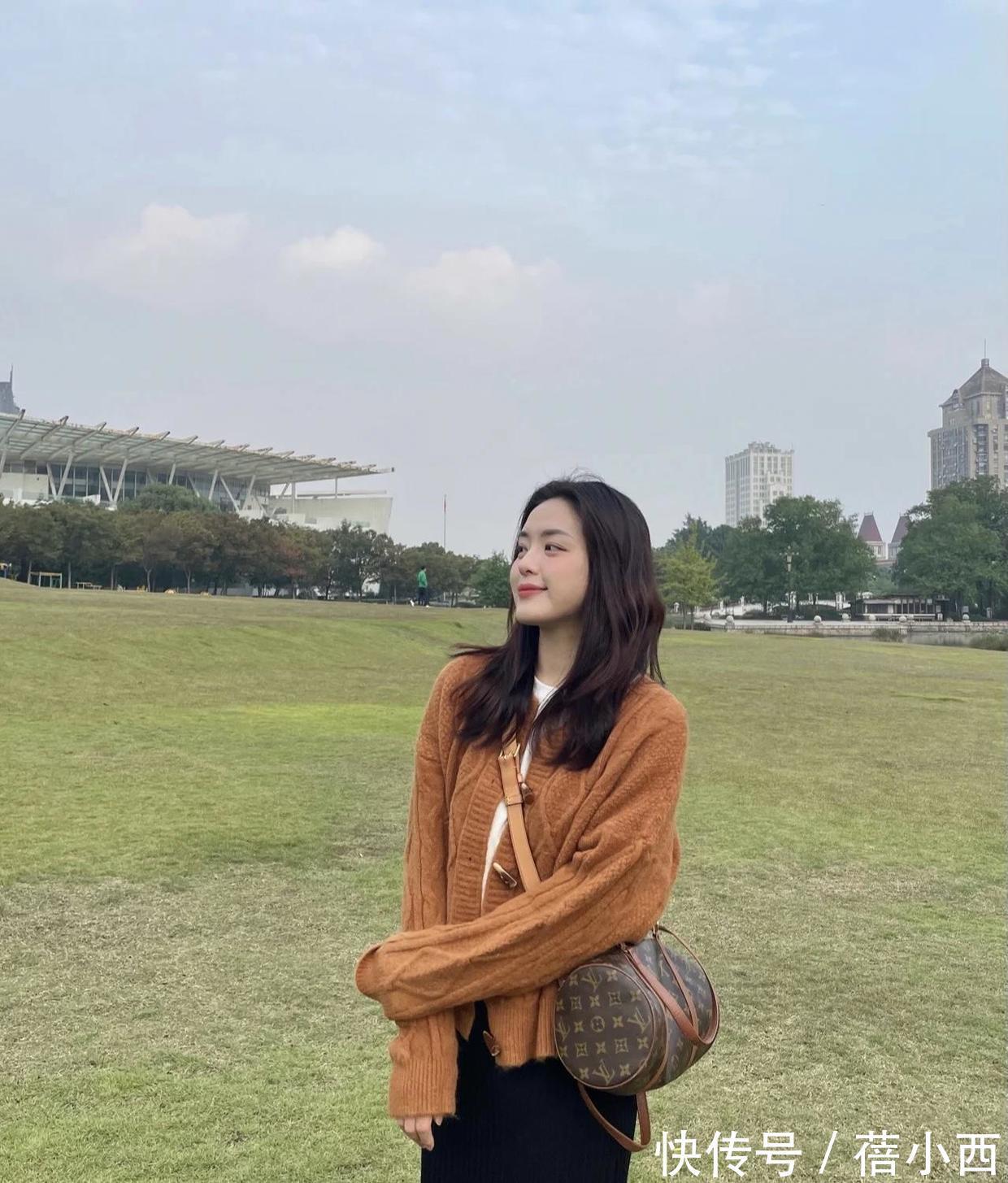 tips|穿“针织开衫”下面搭什么?建议配这3种,学会了你也是时尚博主