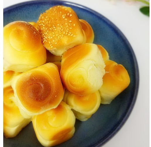 这种烤制的一次发酵小馒头,我隔三差五就做,每次做都会被吃光光