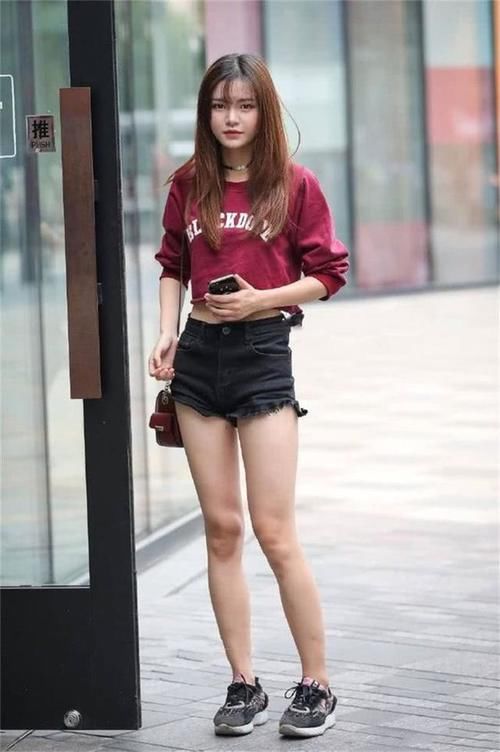 露脐长袖+牛仔短裤，让街头美女更惊艳，性感又高雅