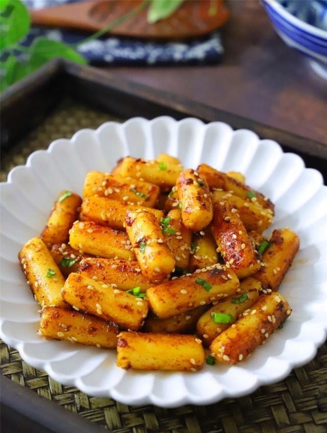家常炒年糕,炒前多加一步,年糕软糯Q弹,入味好吃还不粘锅