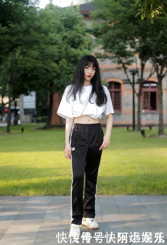 路人街拍,小姐姐穿一条红色印花连衣裙,特别优雅