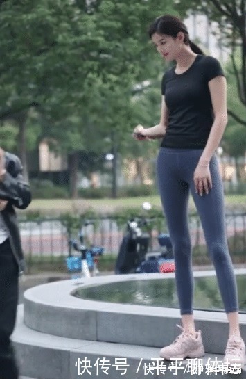 瑜伽裤 黑色T恤搭配深蓝色瑜伽裤,展现高挑身材,纤细美感