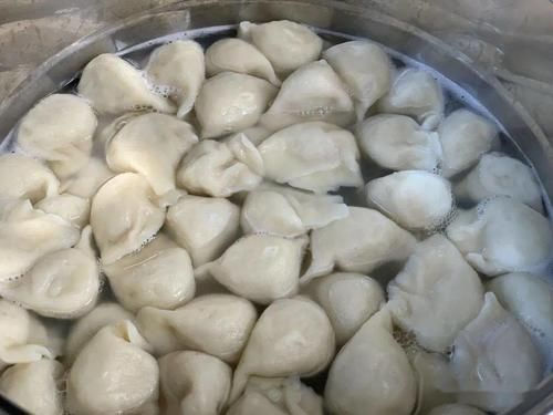 煮饺子时，水开直接下锅煮就错了，多加这一步，饺子不破皮不粘锅