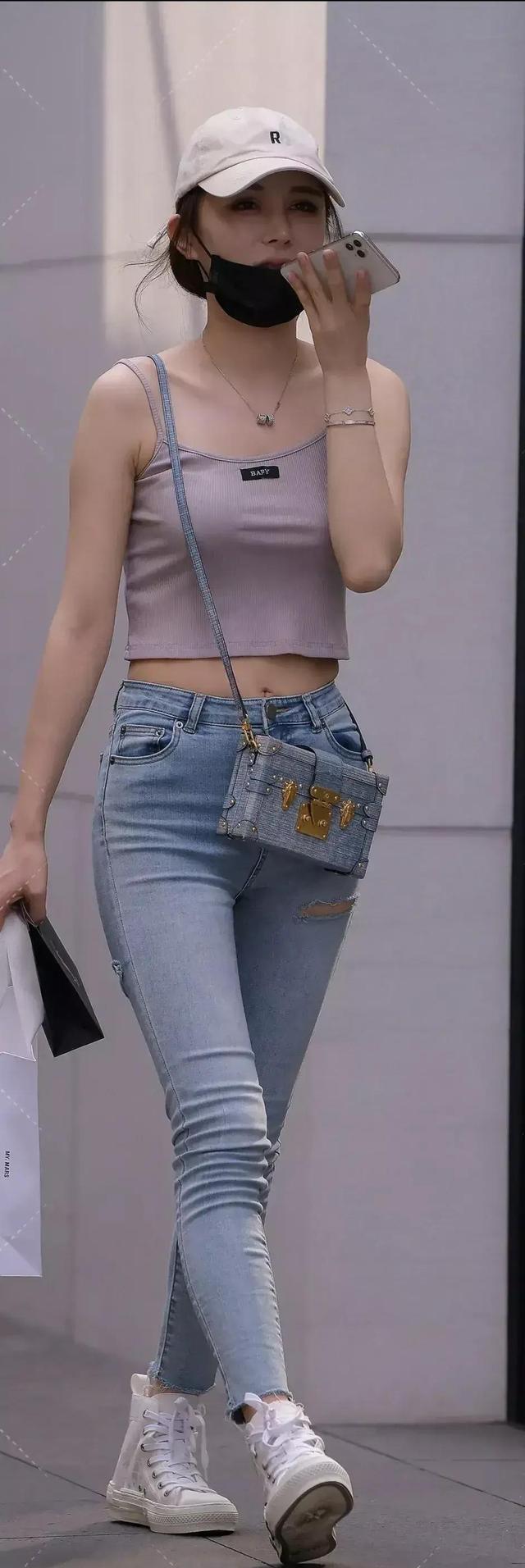 身材 简单装扮的打底裤显得干净挺阔,展现你的身材优势,清新靓丽