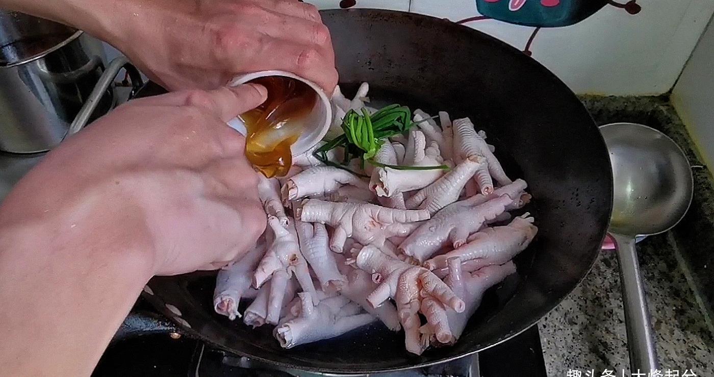 虎皮鸡爪的做法,鸡爪虎皮状明显!口感软糯,根本停不下来