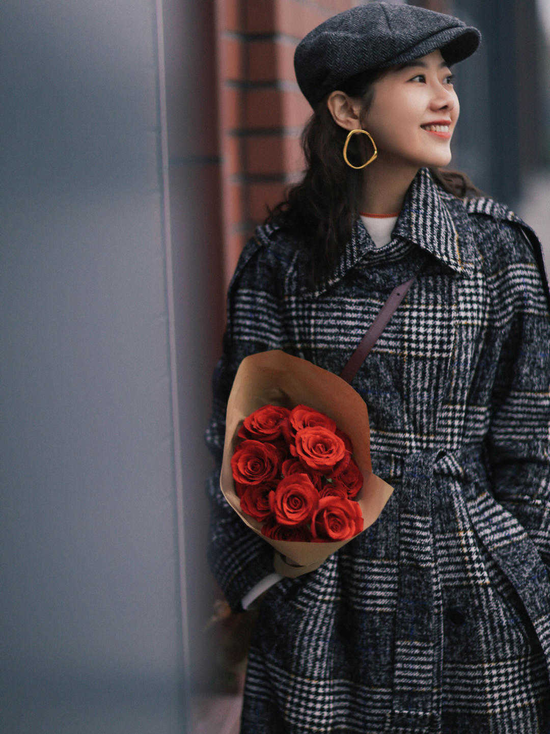 格子 秋冬季节“大衣”怎么穿?搭配针织衫和半身裙优雅大气,高级时髦