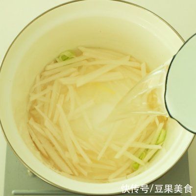 饭店大厨说漏嘴的秘密，萝卜生蚝汤这样做才好吃