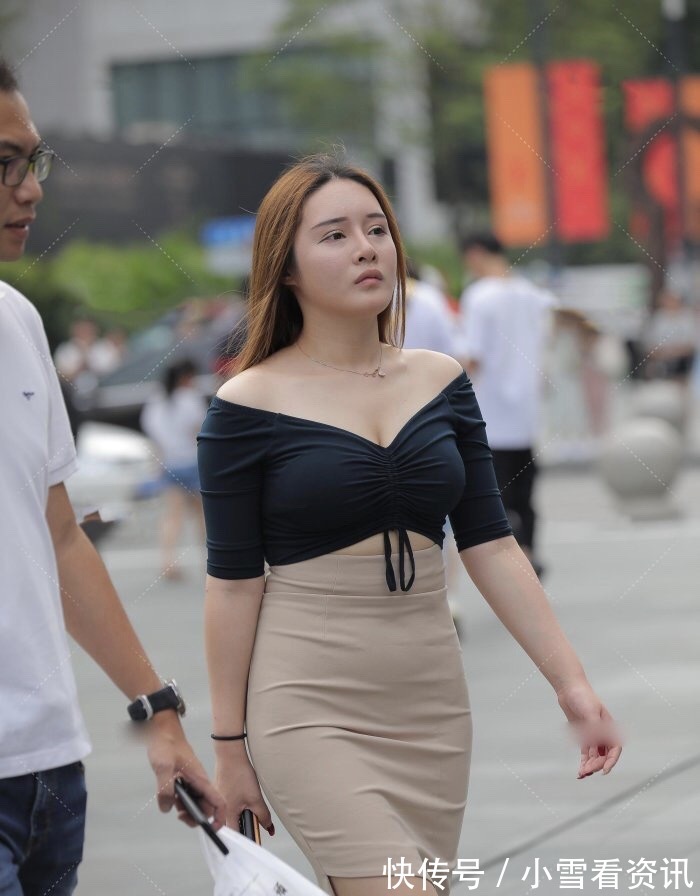 微胖|微胖女生用连衣裙搭配小凉拖，深蓝色的上衣提亮肤色还能显瘦