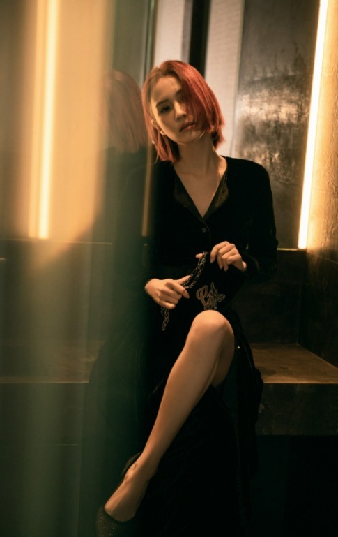 针织衫 何超莲很有“名媛气质”,穿黑色丝绒裙尽显身材曲线,不输女明星