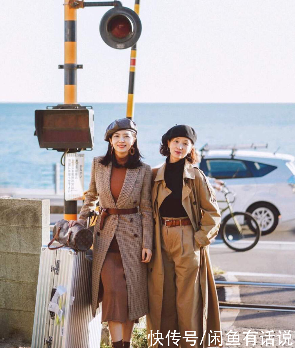 这对“神仙母女”的初春穿搭真美，烫同款泡面头，搭配大衣好洋气