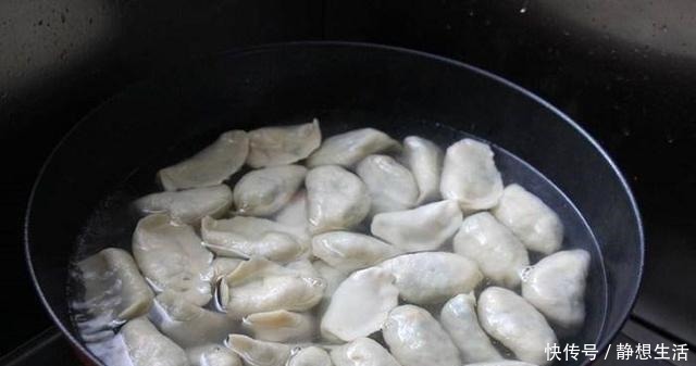 好吃|煮速冻饺子别再直接下锅了,记得多加这一步,煮出来的饺子更好吃