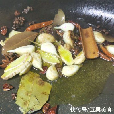 常吃五香卤鸡爪的人普遍比同龄人身体好