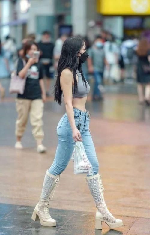 紧身牛仔裤 紧身牛仔裤,搭配网眼高筒靴,即显身材又有气质!