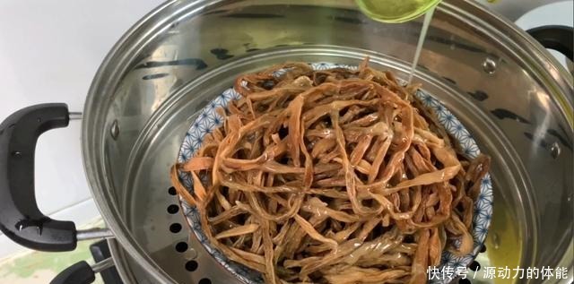 碰到此菜别手软,一次多存些,晒干放冰箱囤起来,上锅一蒸比肉香!