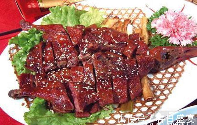 美食推荐:风味香酥鸭、香米炒蟹、黄椒酱鱼头配面制作方法