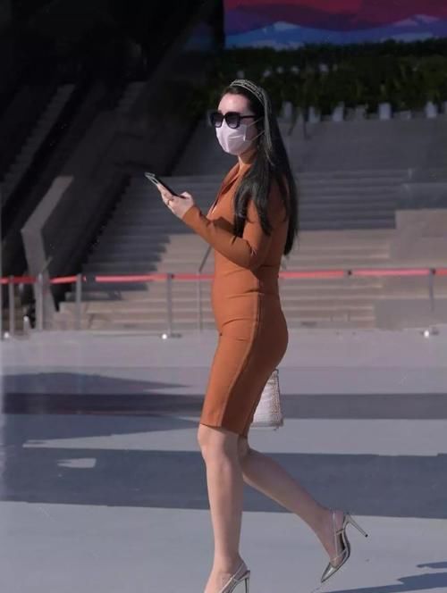 吊带裙修身大方，很经典的款式，气质满分