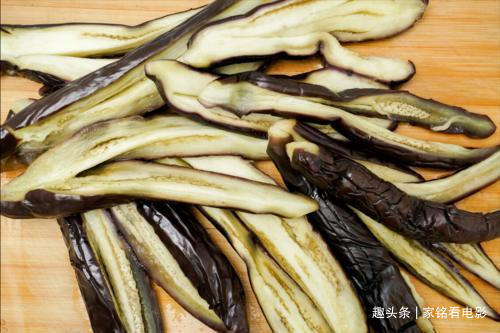 蒸茄子，不可直接上锅蒸，多加一步骤，茄子鲜嫩不发黑，更有食欲