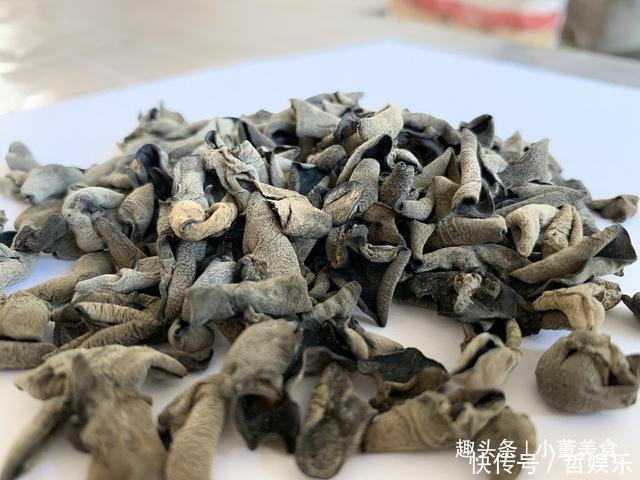 炒木耳总有噼里啪啦响声,教你一个小技巧,轻松就解决,比吃肉香