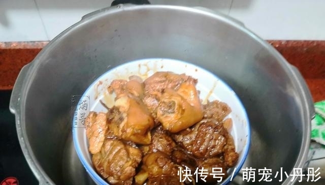 拌饭|这蒸菜我家一周做3次,食材炒下蒸一蒸软嫩鲜香,汤汁拌饭真得劲