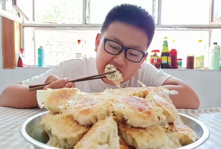 好吃|最简单最好吃的包子做法，薄皮大馅，皮酥馅香，儿子一盘不够吃