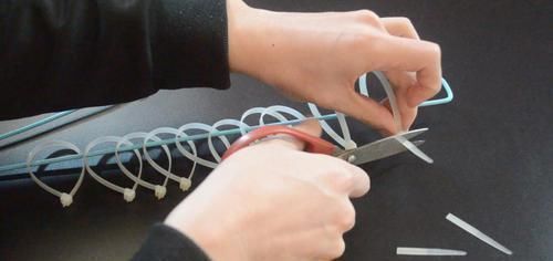 衣架上绑几根扎带, 放阳台上太实用了, 解决了困扰大家的一个难题