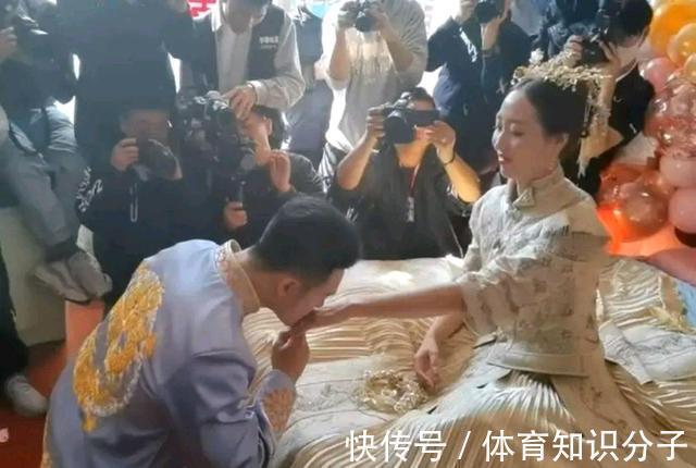 女排姑娘|举重冠军和女排姑娘成婚!开劳斯莱斯豪车接亲,现场挤满人抢红包
