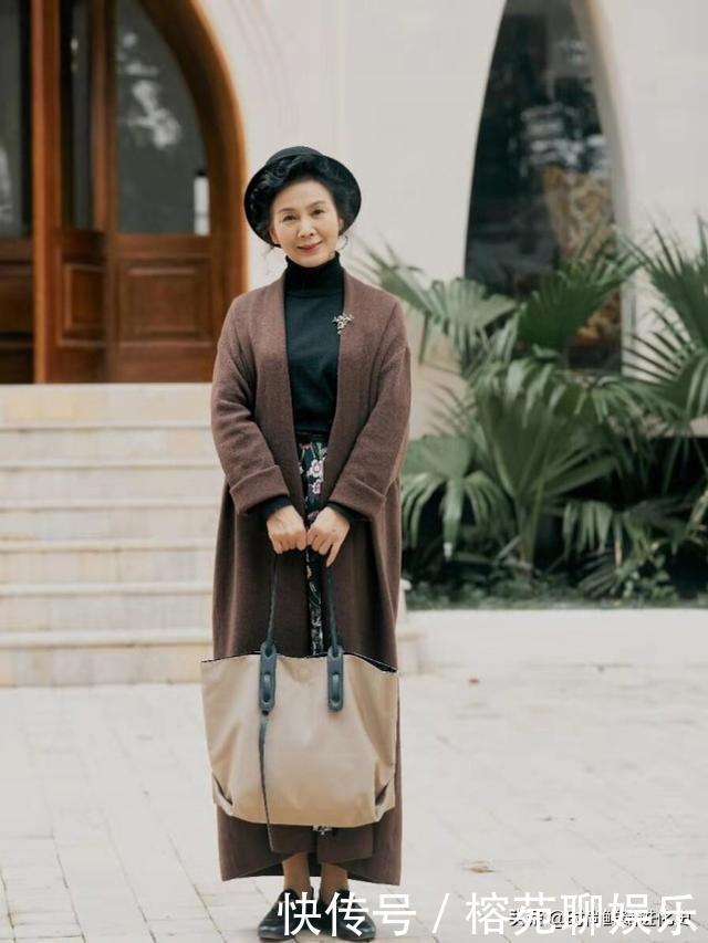 60岁“大妈”时髦火了!穿衣简单又舒服,优雅自信气质不输年龄