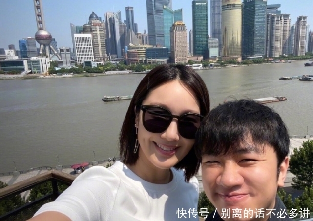李亚男|王祖蓝晒全家福庆父亲节，还下厨给李亚男做美食，夫妻俩热吻甜齁