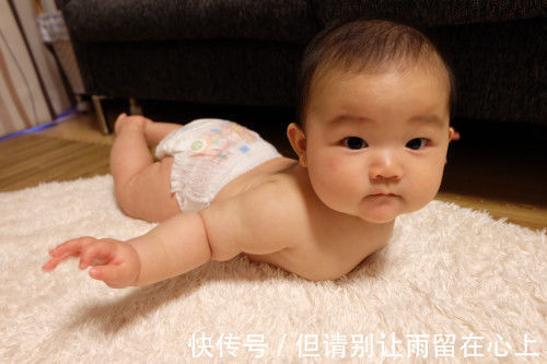 宝妈|宝宝到了这个月还不会抬头,表明发育落后,家长要及早带宝宝就诊