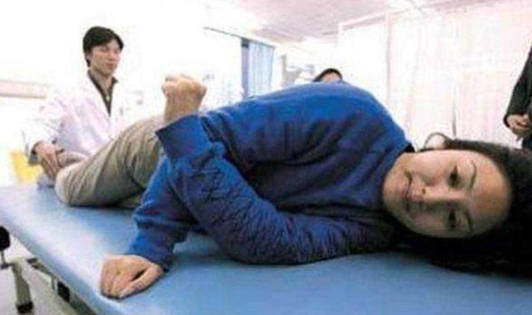 2001年,湖南台花旦梁艺5分钟内全身瘫痪,今41岁征婚无人娶