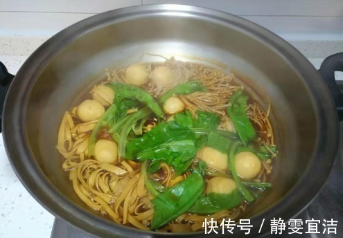 一到冬天,就馋这道菜,10块钱煮一锅,喷香下饭,特舒服