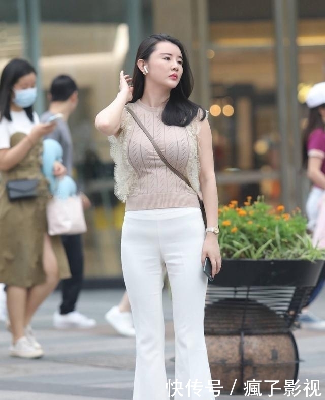 穿搭|气质型辣妈,白色的小喇叭裤,穿出了温婉动人的美,恬静又迷人