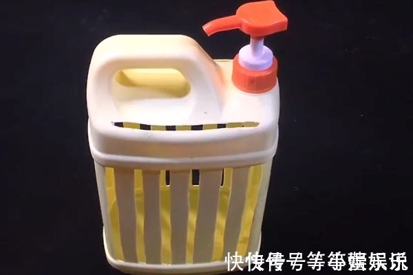 洗洁精瓶子扔掉等于“扔钱”,剪几刀放在厨房里,全家人都抢着用