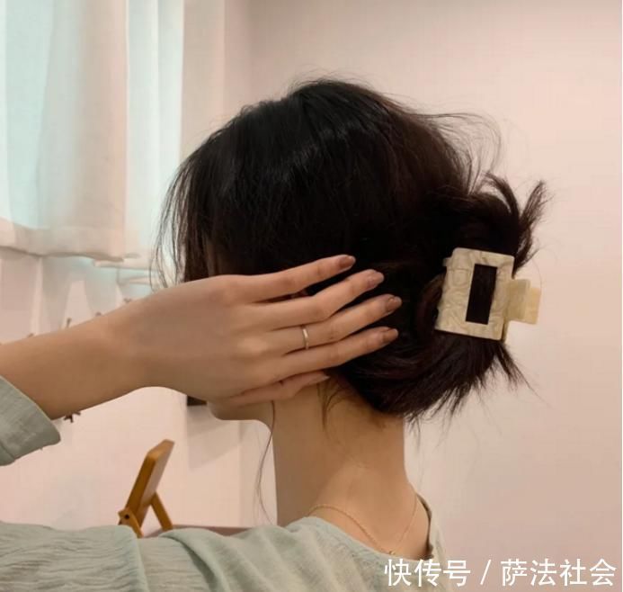 时尚 年少记忆里的土味发饰回来了!奶奶辈的流行款,如今再成新时尚