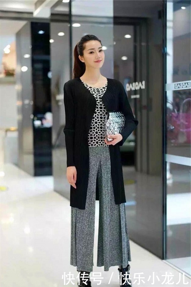时尚穿搭，小姐姐白皙的皮肤，在黑色衬衫的衬托下，十分优雅大方